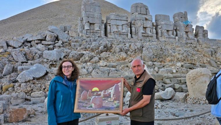34 yıllık Nemrut emektarı Mente’den Büyükelçi Anderson’a özel hediye