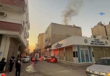 Kahta’da üç katlı evin çatısında yangın