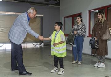 Metro sevgisi boyundan büyük