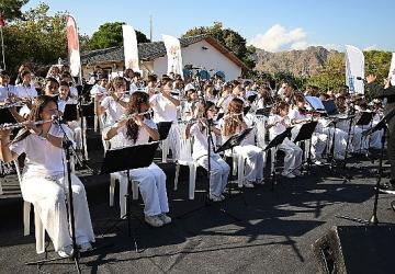 Kemer Belediyesi Cumhuriyet Orkestrası'ndan Çıralı'da konser