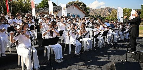 Kemer Belediyesi Cumhuriyet Orkestrası'ndan Çıralı'da konser