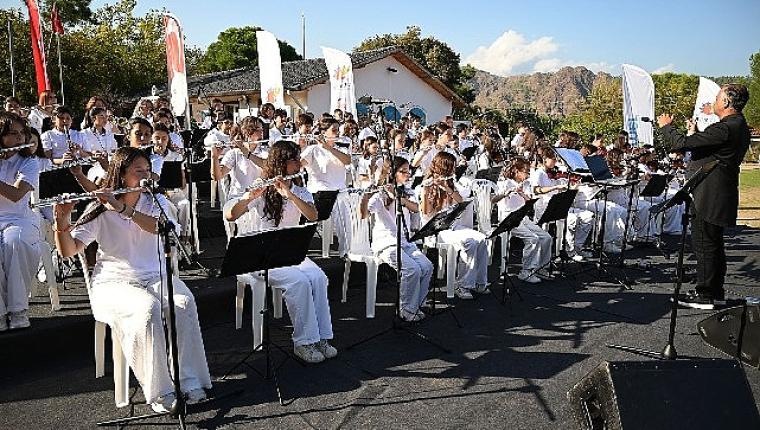 Kemer Belediyesi Cumhuriyet Orkestrası'ndan Çıralı'da konser