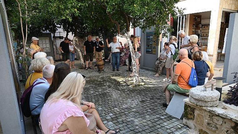 Polonyalı öğretmenlerden Kemer Belediyesi Kültür Evi'ne ziyaret