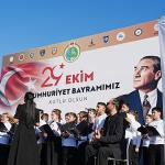 Karşıyaka'dan Öğrenciler, Halk Oyunları ve Çocuk Korosuyla Cumhuriyet Coşkusuna Ortak Oldu