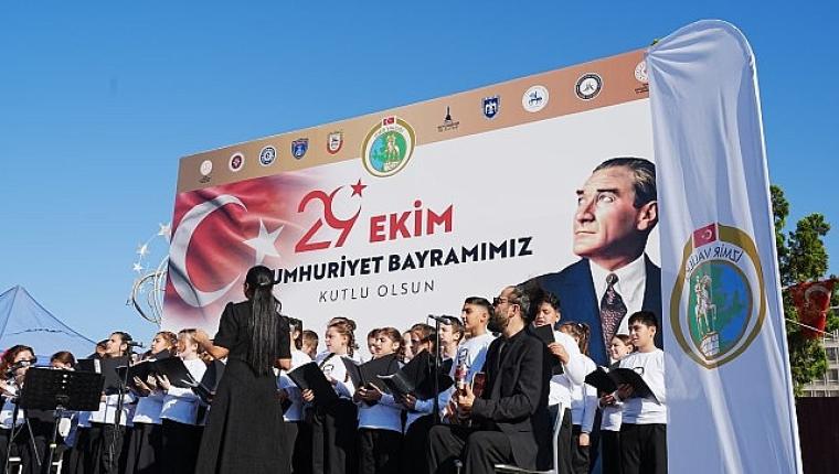 Karşıyaka'dan Öğrenciler, Halk Oyunları ve Çocuk Korosuyla Cumhuriyet Coşkusuna Ortak Oldu