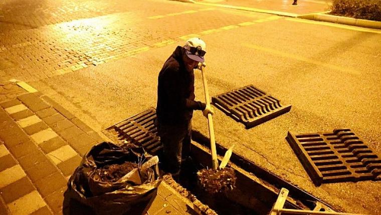 Didim Belediyesinden Yoğun Yağış Öncesi Izgara ve Rögar Temizliği