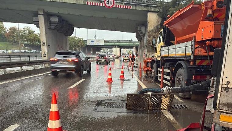 İstanbul'da Sağanak ve Fırtına Etkisini Sürdürüyor