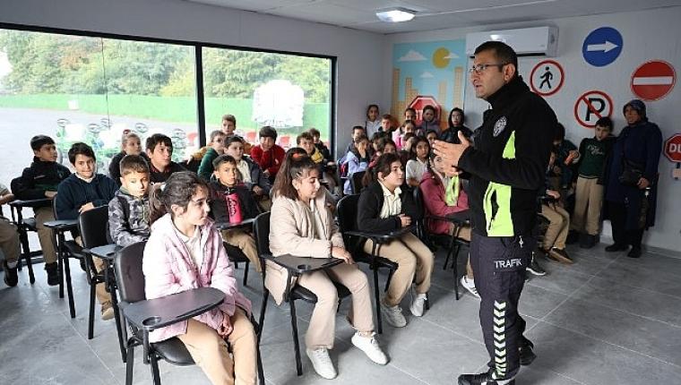 Kartepe'de Minik Öğrenciler Trafik Kurallarını Uygulamalı Öğreniyor