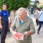 Narlıdere Belediyesinden Cumhuriyet Bayramı Öncesinde Esnafa Bayrak Dağıtımı