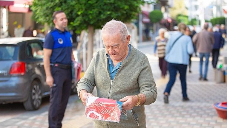 Narlıdere Belediyesinden Cumhuriyet Bayramı Öncesinde Esnafa Bayrak Dağıtımı
