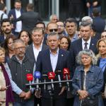 ANKARA (PERRE) - (Şeriban ÖZÇAKMAK) - YENİ Parti Genel Başkanı Özgür Özel, 10 Ekim Ankara Gar Katliamı Davası'nın duruşmasını takip etmek üzere geldiği Ankara Adliyesi'nde gazetecilerin sorularını yanıtladı.