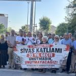 ADIYAMAN (PERRE) - (Şeriban ÖZÇAKMAK-Berfin GÜRBÜZ) - Adıyaman Emek ve Demokrasi Platformu, 2 Temmuz 1993'te Sivas'ta yaşanan Madımak Katliamı'nın yıl dönümü dolayısıyla basın açıklaması yaptı.