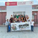 ADIYAMAN (PERRE) - (Şeriban ÖZÇAKMAK) - Adıyaman'ın Samsat ilçesinde Amatör Spor Haftası kapsamında düzenlenen etkinliklerde öğrenciler futbol, hentbol, atletizm, voleybol ve floor curling branşlarında mücadele etti.