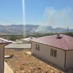 ADIYAMAN (PERRE) - Adıyaman'ın Gerger ilçesinde, ormanlık alanda çıkan paniğe neden olurken, yangın havadan ve karadan kontrol altına alınmaya çalışılıyor.
