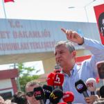 İSTANBUL (PERRE) - (Şeriban ÖZÇAKMAK) - CHP Genel Başkanı Özgür Özel, İstanbul Büyükşehir Belediye Başkanı ve CHP'nin Cumhurbaşkanı adayı Ekrem İmamoğlu'nun davalarını takip etmek üzere bulunduğu Silivri'de açıklamalarda...