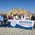 ADIYAMAN (PERRE) - (Şeriban ÖZÇAKMAK) - Adıyaman Kız Yurdu öğrencileri, 'Gelin Tanış Olalım' projesi kapsamında kentin önemli tarihi ve turistik noktalarını ziyaret ederek yaşadıkları şehrin kültürel zenginliklerini yakı...