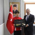 ADIYAMAN (PERRE) - (Şeriban ÖZÇAKMAK) - Atıcılık branşında Türkiye'yi temsil eden Adıyamanlı genç sporcu Mehmet Ali Kaya, Bulgaristan'da düzenlenen U-16 Havalı Silahlar Avrupa Şampiyonası'nda takım olarak elde ettiği Avr...