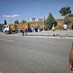 ADIYAMAN (PERRE) - (Mustafa KAMIŞ) - Adıyaman'ın Kahta ilçesinde hatalı sollama sonucu otomobilin iş kamyonunun altına girdiği kazada 2'si ağır 3 kişi yaralandı.