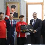 ADIYAMAN (PERRE) - (Şeriban ÖZÇAKMAK) - Atıcılık branşında Türkiye'yi temsil eden Adıyamanlı genç sporcu Mehmet Ali Kaya, Bulgaristan'da düzenlenen U-16 Havalı Silahlar Avrupa Şampiyonası'nda takım olarak elde ettiği Avr...