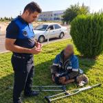 ADIYAMAN (PERRE) - (Şeriban ÖZÇAKMAK) - Adıyaman Belediyesi zabıta ekipleri, Altınşehir Mahallesi Küçük Sanayi Sitesi yakınlarında dilencilik yaptığı belirlenen şahıslara Kabahatler Kanunu kapsamında idari yaptırım uygul...