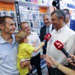 TRABZON (PERRE) - (Şeriban ÖZÇAKMAK) - YENİ Parti Genel Başkanı Özgür Özel, Trabzon'da vatandaşlarla bir araya geldi.