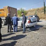 ADIYAMAN (PERRE) - (Mustafa KAMIŞ) - Adıyaman'ın Kahta ilçesinde hatalı sollama sonucu otomobilin iş kamyonunun altına girdiği kazada 2'si ağır 3 kişi yaralandı.