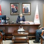 ADIYAMAN (PERRE) - (Şeriban ÖZÇAKMAK) - Adıyaman Basın Kartı Sahipleri Derneği Başkanı Murat Çeliker, Çalışma ve Sosyal Güvenlik Bakan Yardımcısı Ahmet Aydın'ı makamında ziyaret ederek basın sektörünün sorunlarını gündem...