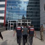ADIYAMAN (PERRE) - Adıyaman'da, jandarma tarafından DEAŞ üyesi olduğu tespit edilen ve gözaltına alınan 6 şüpheliden 5'i tutuklanarak cezaevine gönderildi.