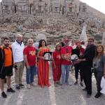 ADIYAMAN (PERRE) - Adıyaman Nemrut Rotary Kulübü'nün 24'üncü kez düzenlediği "Engellilerle Zirvede - Nemrut'a Tırmanıyoruz" projesinde, 2206 metre yükseklikteki Nemrut Dağı'ndan çocuk felcine karşı uluslararası çağrı yap...
