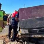ADIYAMAN (PERRE) - Adıyaman'ın Besni ilçesinde sürücüsü direksiyon hakimiyetini kaybederek,refüje devrilen otomobildeki 3 kişi yaralandı.