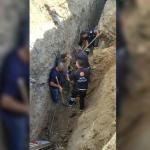 ADIYAMAN (PERRE) - Adıyaman'da, kazı yapılan alanda su borusu döşediği esnada göçük altında kalan tesisat ustası, itfaiye erleri tarafından kurtarıldı.