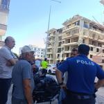 ADIYAMAN (PERRE) - (Şeriban ÖZÇAKMAK) - Adıyaman'ın Besni ilçesinde bir yerinde dönüşüm projesinde çalışan işçiler, ücretlerini alamadıklarını ileri sürerek inşaat hâlindeki binanın çatısına çıktı.