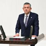 ANKARA (PERRE) - (Berfin GÜRBÜZ) - YENİ Parti Genel Başkanı Özgür Özel, TBMM Genel Kurulu'nda görüşülen "Milli Dayanışma ve Toplumsal Bütünleşmenin Güçlendirilmesine Dair Kanun Teklifi"ne "evet" oyu vereceğini açıkladı.