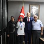 ADIYAMAN (PERRE) - (Berfin GÜRBÜZ) - 6 Şubat depremlerinde evi yıkılan, ailesiyle birlikte enkaz altında kalan ve annesini kaybeden Adıyamanlı genç sporcu Emine Nur Alkayış, yaşadığı büyük acıların ardından kürek sporuyl...