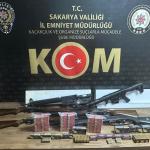 SAKARYA (PERRE) - (Hasan GÜLER) - Sakarya Cumhuriyet Başsavcılığı koordinesinde, Sakarya İl Emniyet Müdürlüğü Kaçakçılık ve Organize Suçlarla Mücadele Şube Müdürlüğü ekiplerince Adapazarı ilçesinde silah kaçakçılığının ö...
