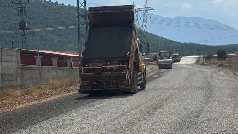 Göksun Yeniyapan Grup Yolunda Asfalt Çalışmaları Sürüyor