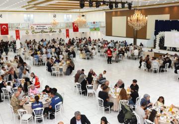 Vali Küçük, koruyucu aileler ve çocuklarla bir araya geldi