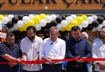 Tarihi Ayvalık Tostçular Çarşısı'nda Örnek Bir İş Birliği