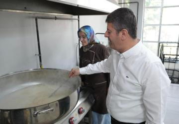 Adıyaman Belediyesi’nden Kent Meydanı’nda aşure dağıtımı: Başkan Tutdere’den vatandaşlara davet