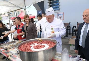 Salı Pazarında Aşure İkramı
