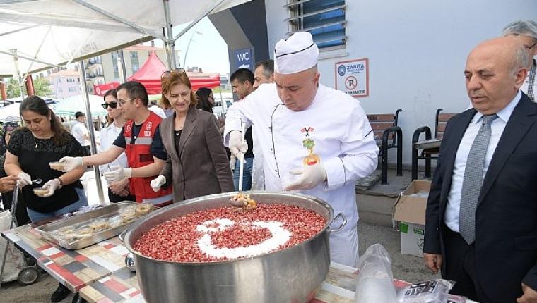 Salı Pazarında Aşure İkramı