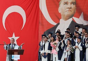 DEÜ Güzel Sanatlar Fakültesinde Mezuniyet Coşkusu: Başkan Cemil Tugay, Eşinin Mezuniyet Sevincine Ortak Oldu