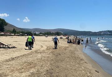 İzmir Büyükşehir Belediyesi iş birliğiyle Efes Selçuk sahillerinde temizlik mesaisi devam ediyor