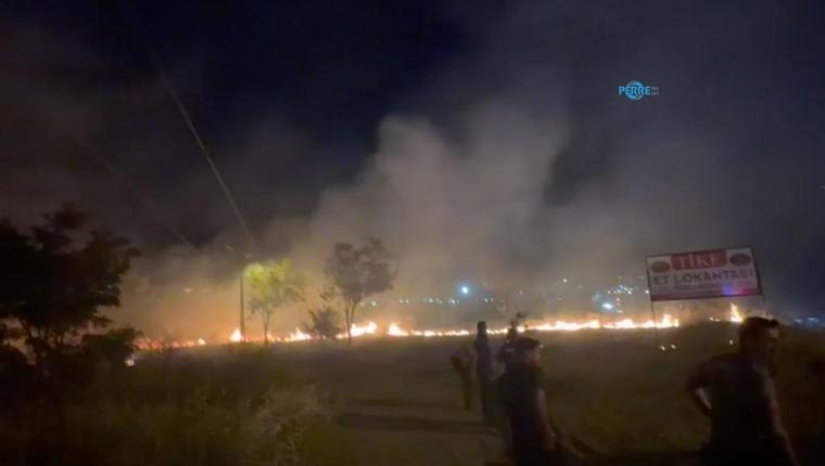 Adıyaman'da boş arazide çıkan yangın korkuttu - Videolu Haber
