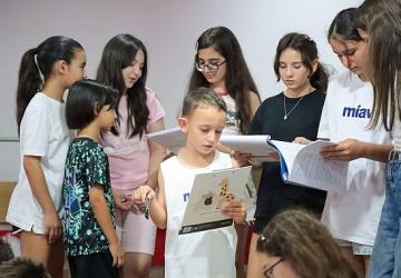 Tiyatronun yeni yetenekleri Karşıyaka'da yetişiyor
