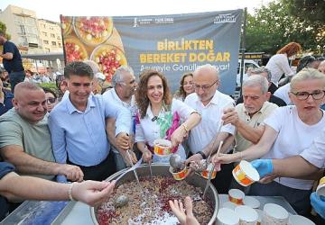 Yüzlerce Karşıyakalı aşurenin bereketini paylaştı