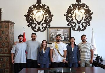 Başkan Vekili Özdemir ve Başpehlivan Erkan Taş Edirne Belediyesi'ni ziyaret etti
