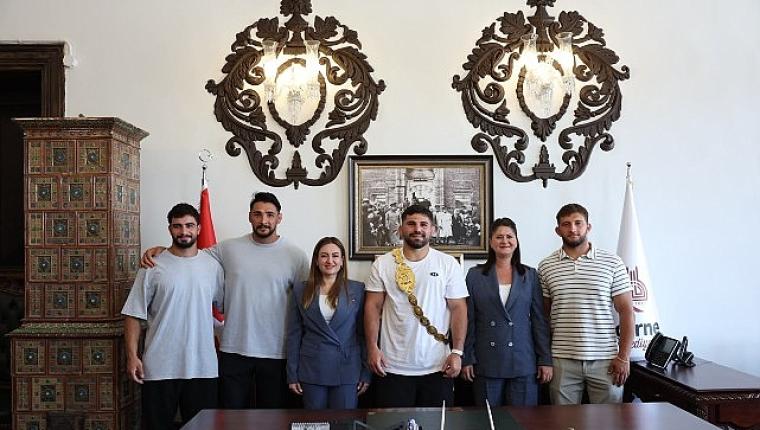 Başkan Vekili Özdemir ve Başpehlivan Erkan Taş Edirne Belediyesi'ni ziyaret etti