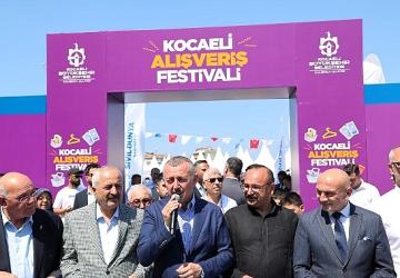 Büyükakın kurdeleyi kesti, hayırlı işler diledi