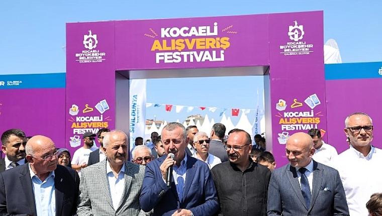 Büyükakın kurdeleyi kesti, hayırlı işler diledi